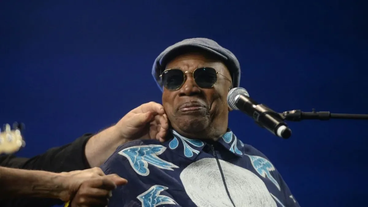 Cantor Milton Nascimento é internado para tratar pneumonia
