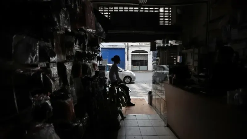 Mais de 800 mil imóveis seguem sem luz em SP; Enel não dá previsão de retorno