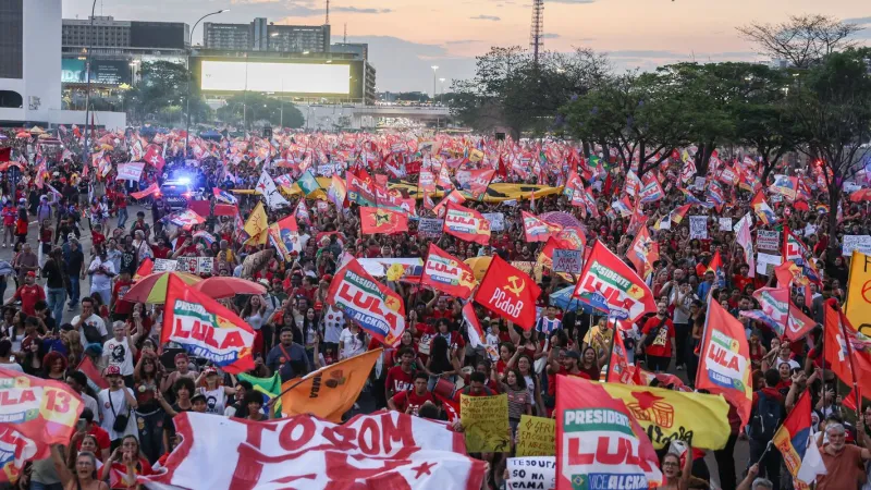 Milhares de estudantes tomam a Esplanada em apoio a Lula