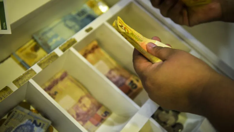 Trabalhadores nascidos em novembro e dezembro recebem abono salarial