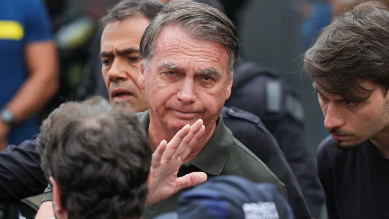 Delegado pede ao STF para ouvir Bolsonaro sobre arma apreendida