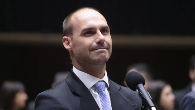 Moraes vota para condenar Eduardo Bolsonaro por difamação