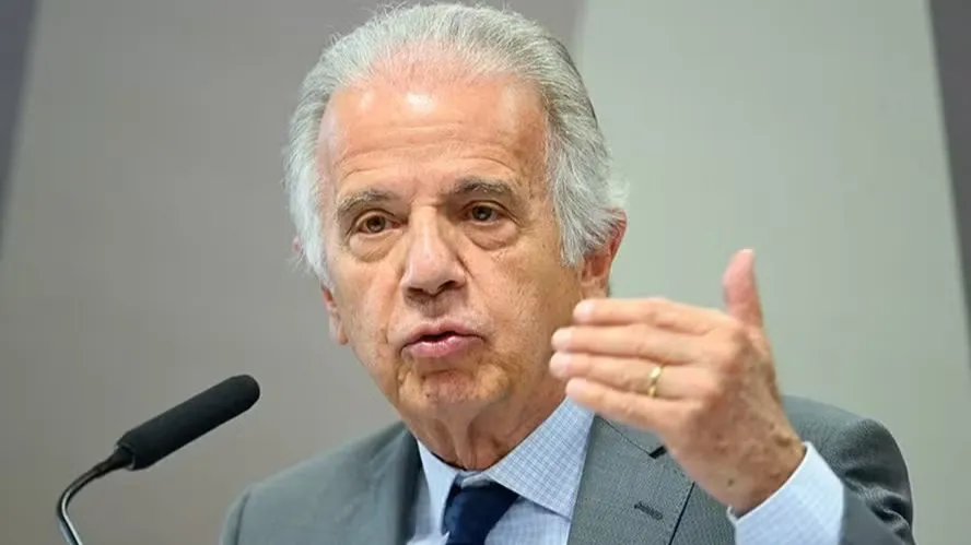 Ministro da Defesa brasileiro desembarca na Venezuela para acompanhar operação de ajuda humanitária
