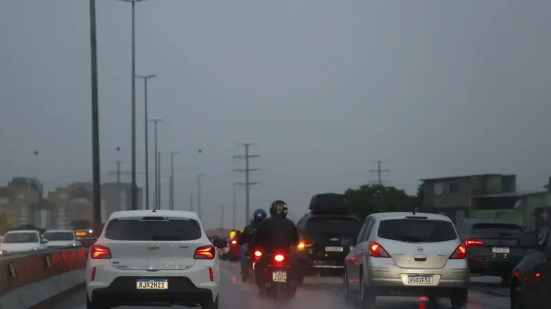 Ciclone e frente fria deixam Centro-Sul em alerta para tempestade
