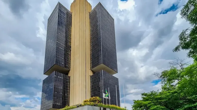 Caso Master: dois funcionários do BC são afastados e usarão tornozeleira eletrônica