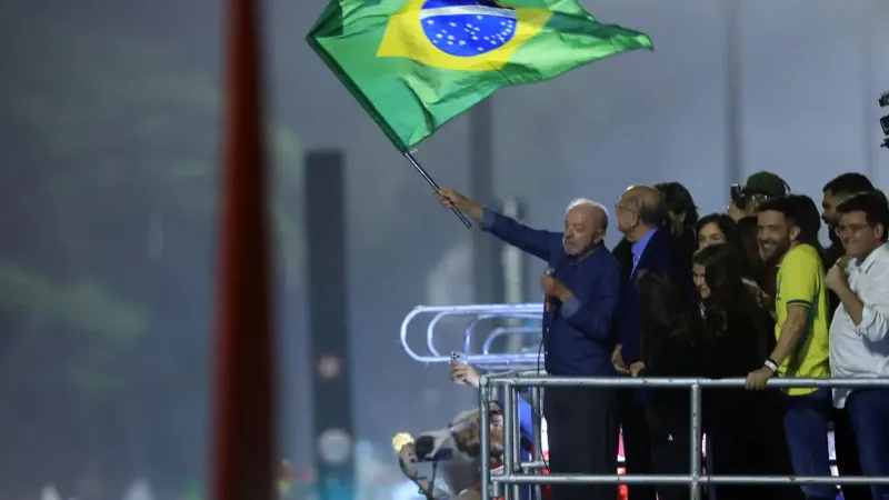 Em festa da vitória, Lula pede que público cante Hino da Independência