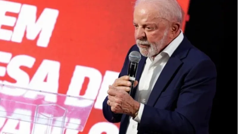 Lula diz que Petrobras buscará recomprar refinaria privatizada na Bahia