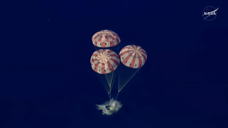 Artemis II pousa no mar após missão ao redor da Lua