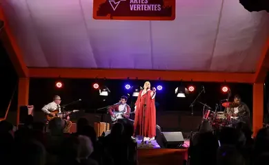 Em show, Fabiana Cozza propõe a união e o fim da intolerância