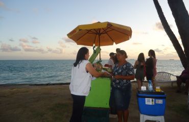 Vigilância Sanitária de Maceió orienta vendedores de alimentos da orla marítima