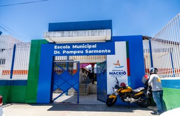 Famílias abrigadas em escola municipal serão transferidas para Casa de Passagem Familiar