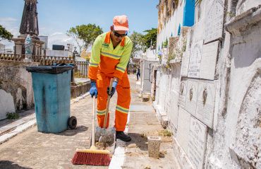 Prefeitura intensifica limpeza e melhorias nos cemitérios para o Dia de Finados