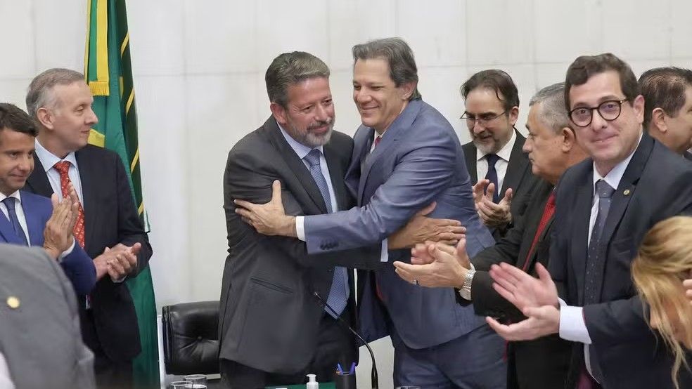 Cashback, cesta básica, profissões com menos imposto: o que muda com a regulamentação da reforma