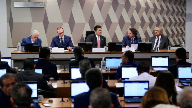 Comissão aprova texto-base do Orçamento de 2024 com corte de R$ 7 bi no PAC