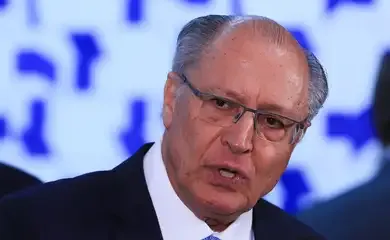 Falha em avião adia retorno de Alckmin ao Brasil