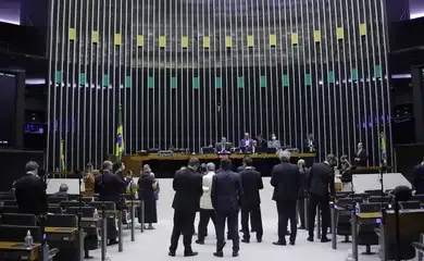 Texto que permite Mesa da Câmara suspender deputado será votado hoje