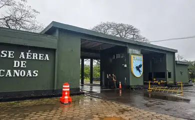 Passageiros começam a pousar e decolar da Base Aérea de Canoas