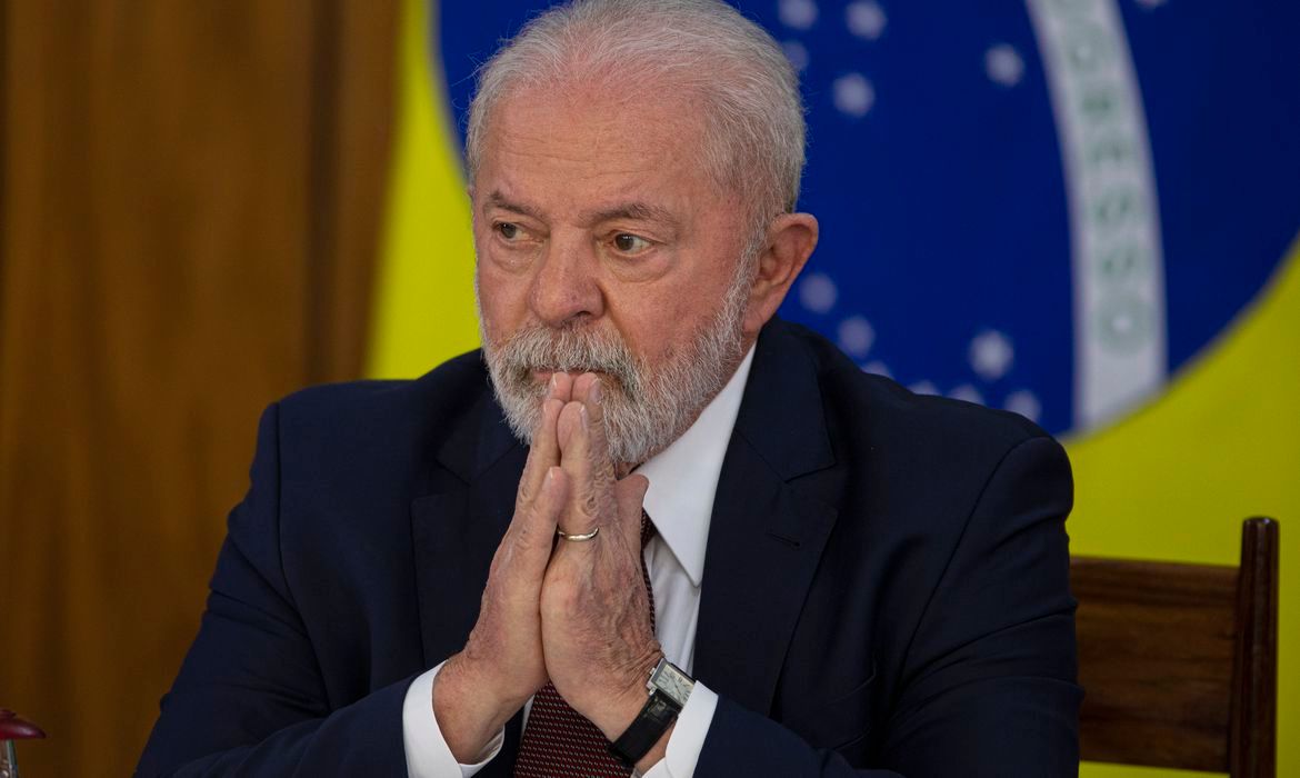 Lula recebe alta após cirurgias no quadril e nas pálpebras