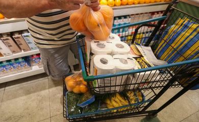 Cesta de famílias com renda mais baixa tem deflação em julho 