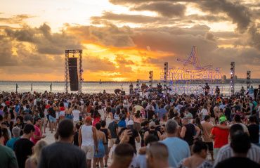Abertura do verão 2025 é marcada por música e alegria na Praia de Jaraguá