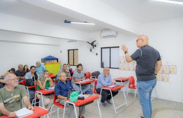 Idosos superam desafios e voltam à escola para aprender um novo idioma
