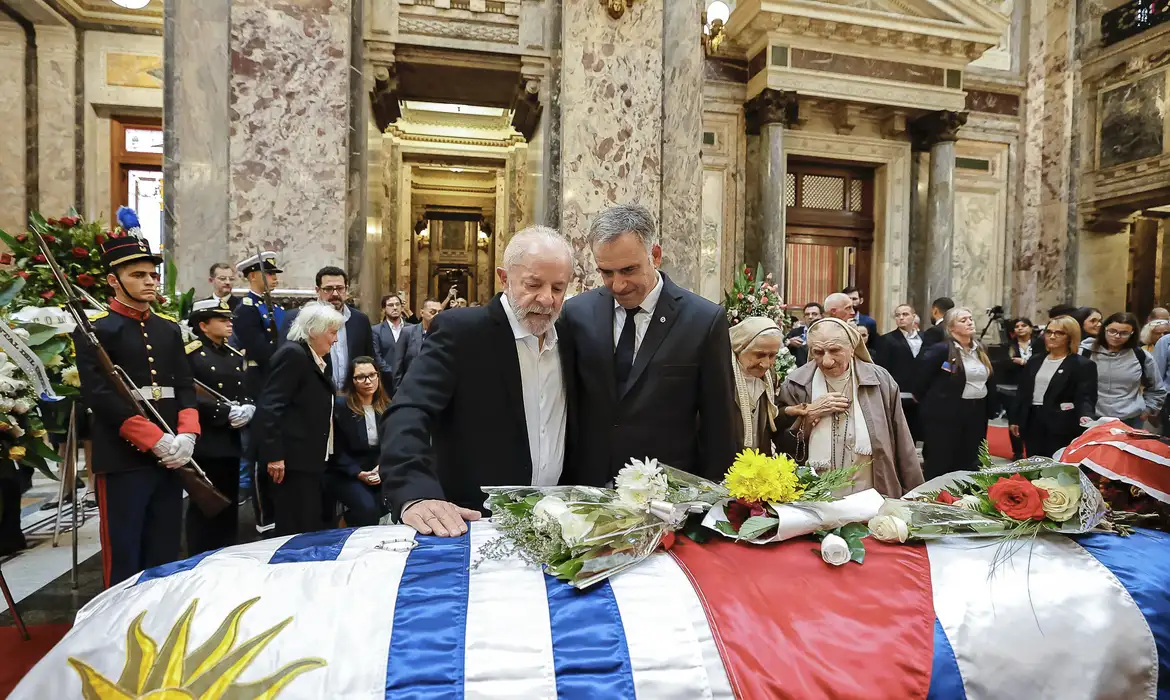 Milhares de uruguaios se despedem de Pepe Mujica em funeral