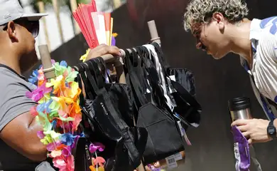 Filhos de ambulantes acolhidos por projeto social desfilam na Sapucaí