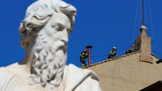 Vaticano instala chaminé no telhado da Capela Sistina para conclave