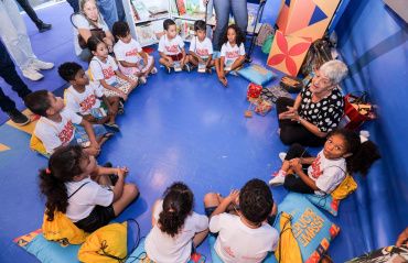 Semed e Semce movimentam estande na Bienal do Livro com mágica e brincadeiras