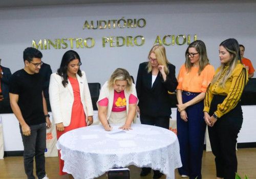 Secdef lança guia digital em libras para auxiliar pessoas com deficiência no enfrentamento à violência infantil