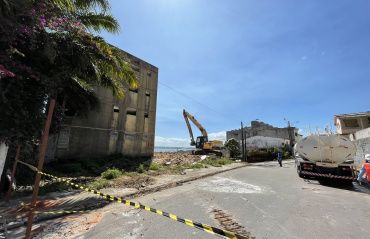 Rua Professor José da Silveira Camerino é fechada para demolição de prédio no Pinheiro