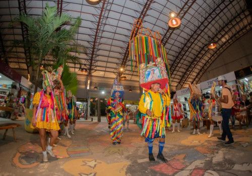 Primeiro dia do Folclore a Gosto celebra colore praça do Mercado das Artes