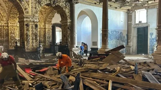 Parte de teto de igreja histórica desaba em Salvador e deixa pelo menos um morto