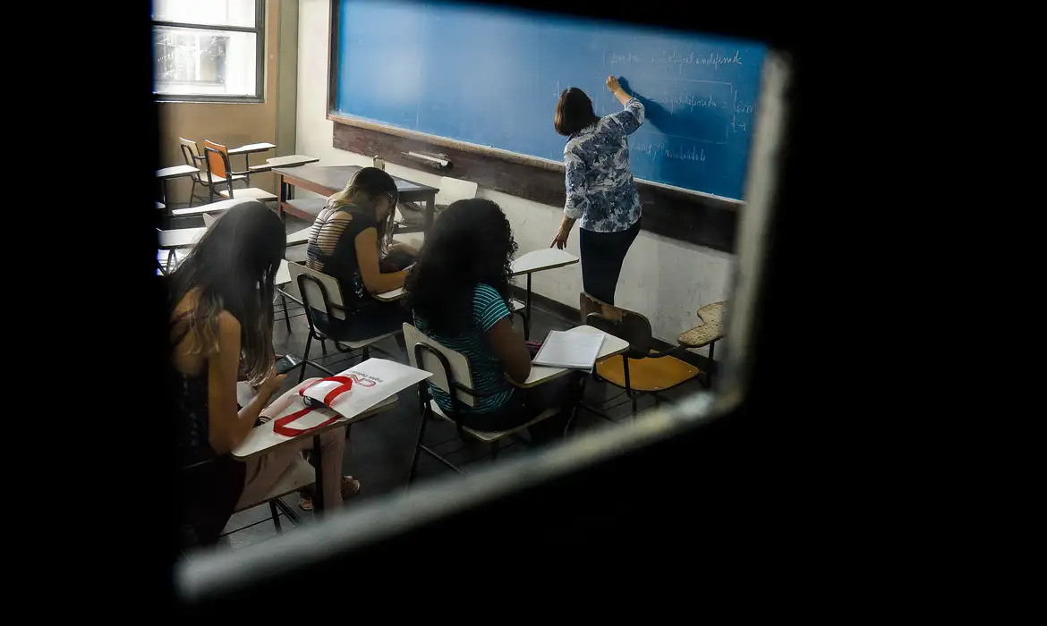 Governo cria bolsa de R$ 1.050 para estudantes de licenciatura