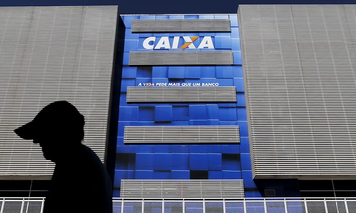 Caixa libera abono salarial para nascidos em março e abril