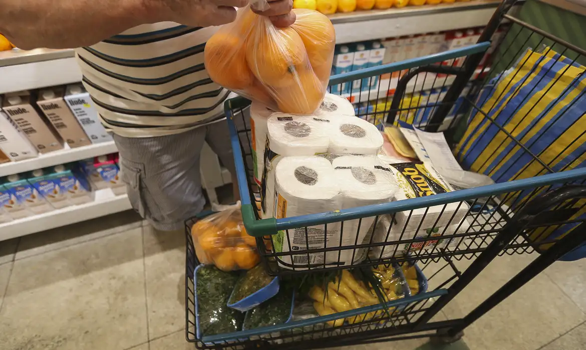 Consumo das famílias sobe 5,7% no trimestre móvel fechado em novembro