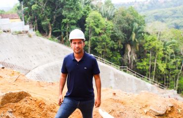 Vice-prefeito e secretário de infraestrutura acompanha trabalhos de contenção de encostas