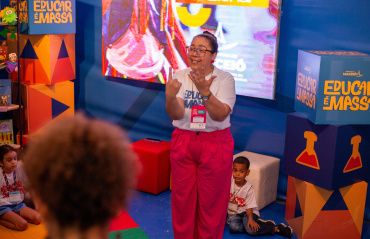 Na Bienal, crianças de creches municipais participam de oficinas de pintura e contação de histórias