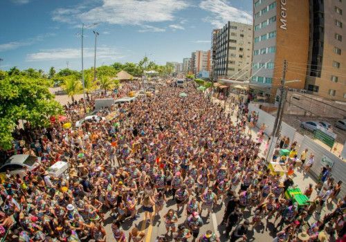 Infectologista do HGE orienta foliões sobre os riscos de contrair a doença do beijo durante o carnaval