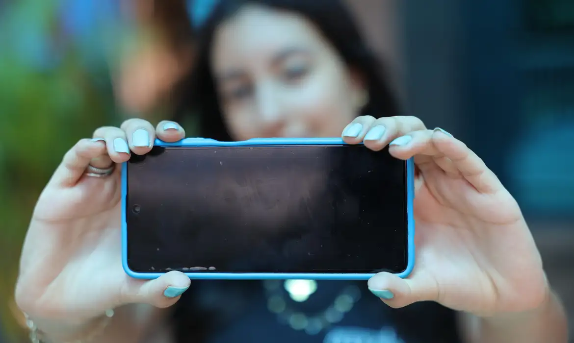 Proibição de celular na escola é bem-vinda, mas não é suficiente