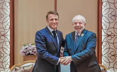 Lula e Macron visitam floresta e conversam com indígenas em Belém