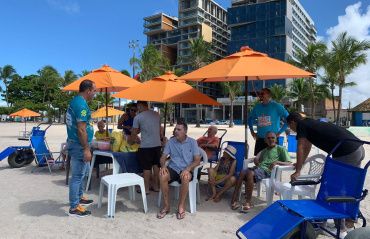 Prefeitura promove banho de mar assistido para idosos da Casa do Pobre de Maceió