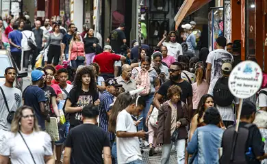 Renda de pessoas negras equivale a 58% da de brancas, mostra estudo