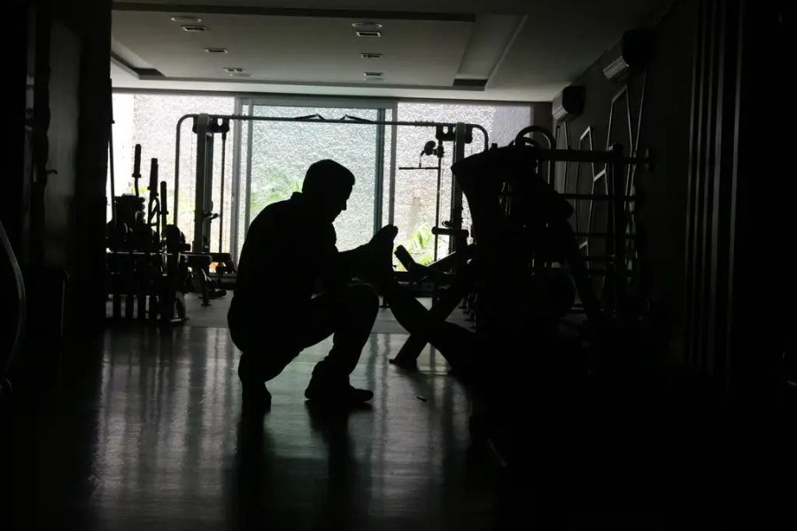 Falta de luz chega ao 4º dia e ainda afeta 537 mil moradores na Grande SP