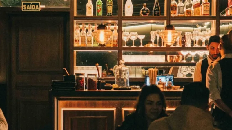 Bares e restaurantes temáticos atraem público e movimentam o setor