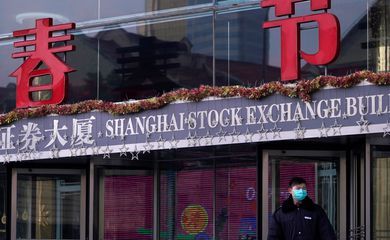 Economia da China se retrai com lockdowns sobre fábricas e varejistas
