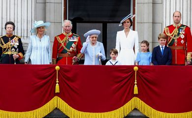 Rainha Elizabeth acena à multidão em comemoração de Jubileu