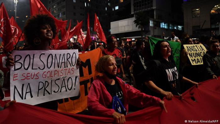 "Sem anistia!": Milhares vão às ruas em defesa da democracia
