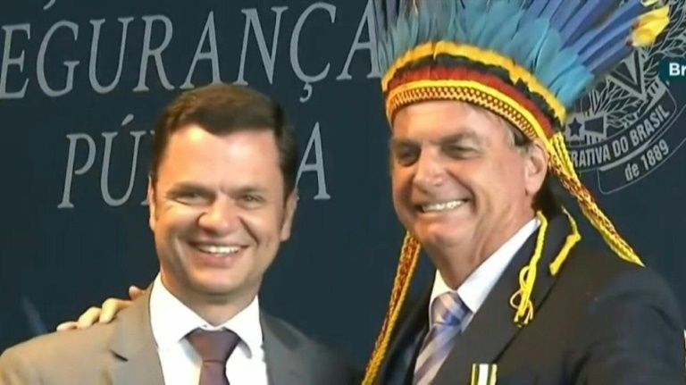 Alvo de mandado de prisão, Anderson Torres anuncia que voltará ao Brasil