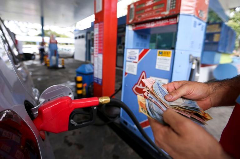 Preço médio da gasolina no Brasil registra alta